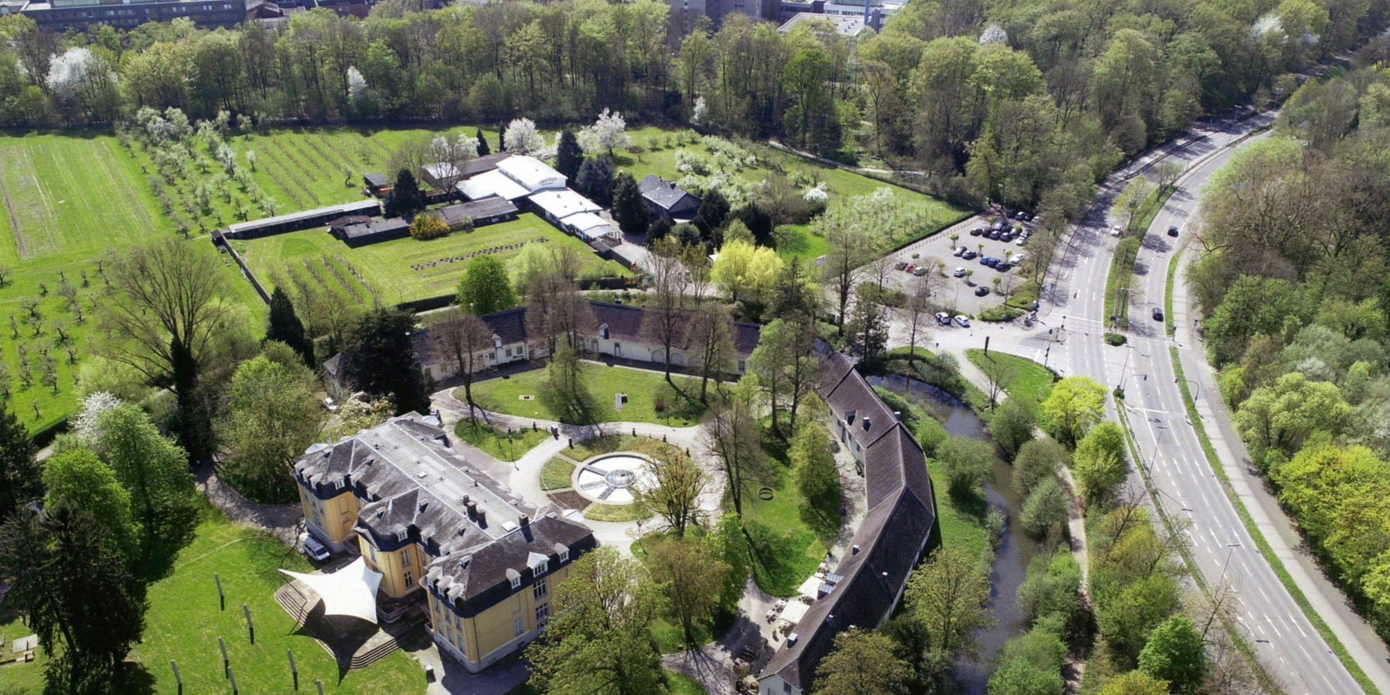 Schloss Morsbroich aus der Drohnenperspektive ziert den Titel des neuen Schlebusch-Kalenders.