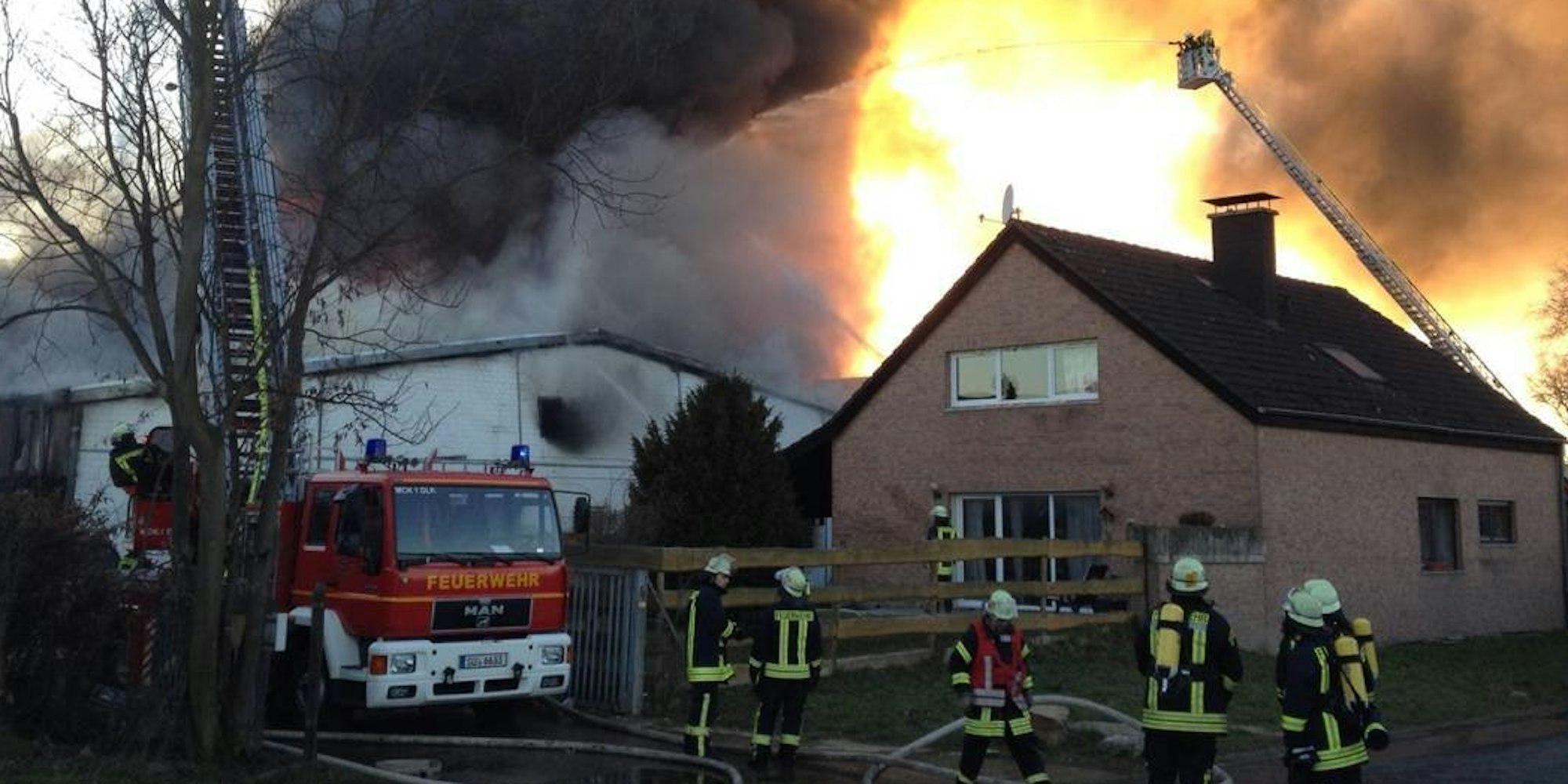 In Meckenheim stand eine KFZ-Halle in Flammen.