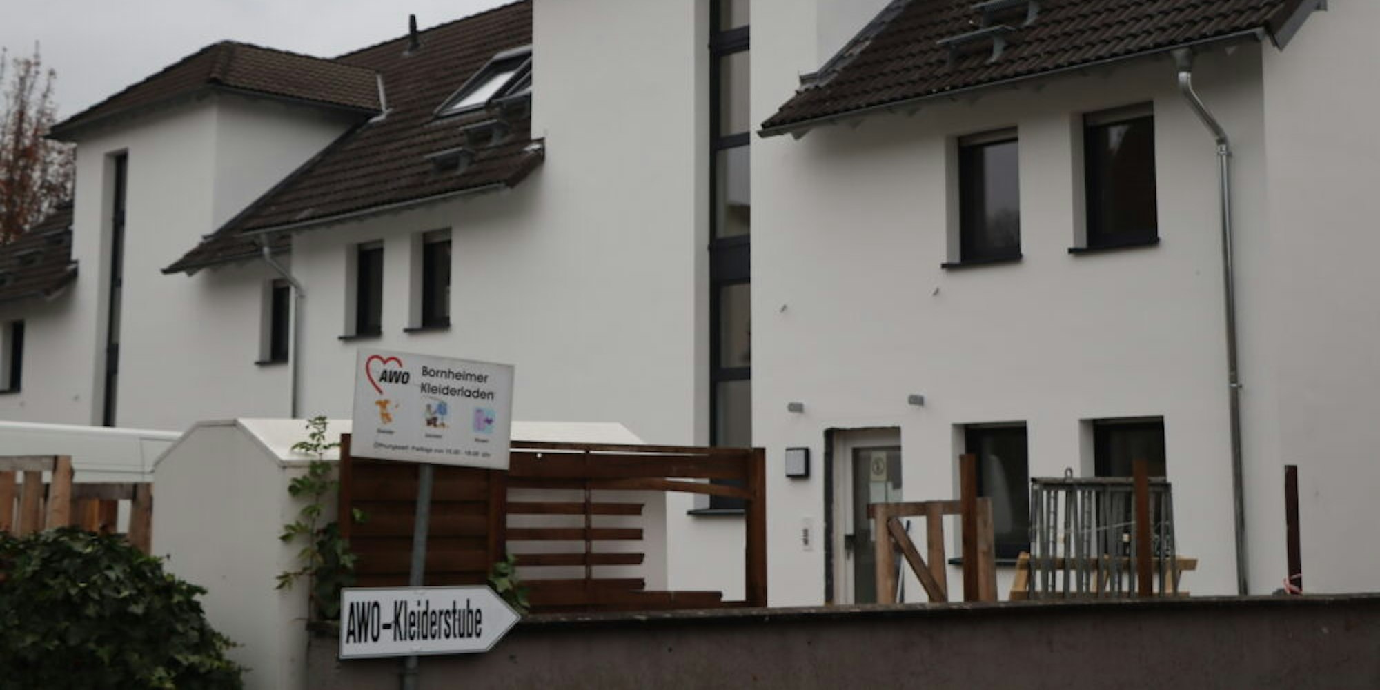 Entkernt und saniert werden die zwölf Wohnungen in den AWO-Häusern an der Mertener Brahmsstraße. Bisher waren hier Flüchtlingen und sozial schwache Familien untergebracht.