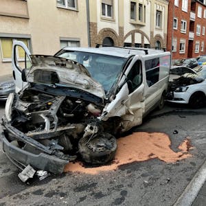 Bei einem schweren Verkehrsunfall in Bergisch Gladbach ist eine Person ums Leben gekommen.
