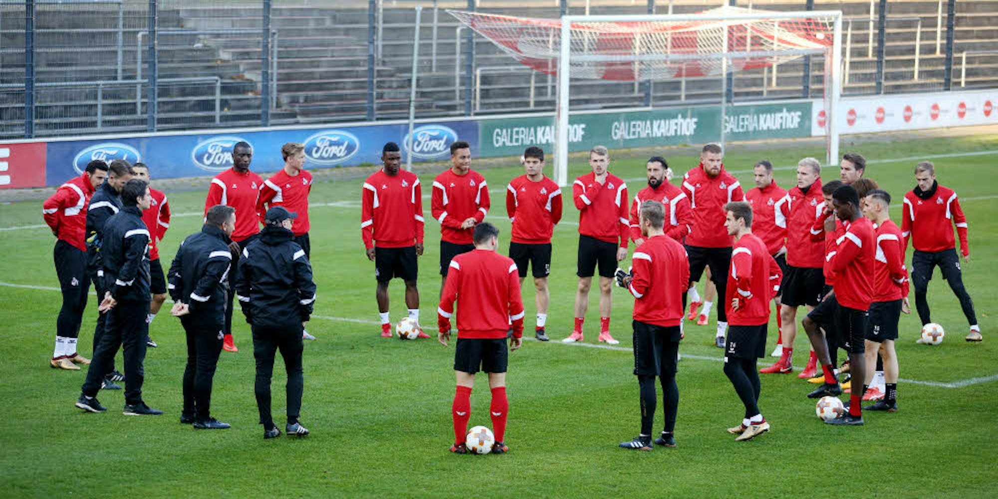 Die Kölner vor dem Training im Franz-Kremer-Stadion.