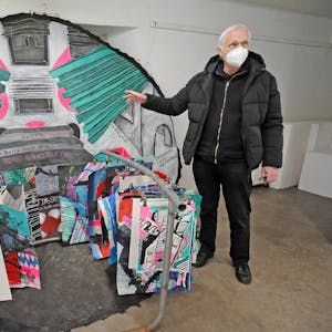 Große Kunst in publikumslosen Zeiten: Harry Plein vom Verein Künstlerbunker steht vor einer Arbeit Anna Matzeks.