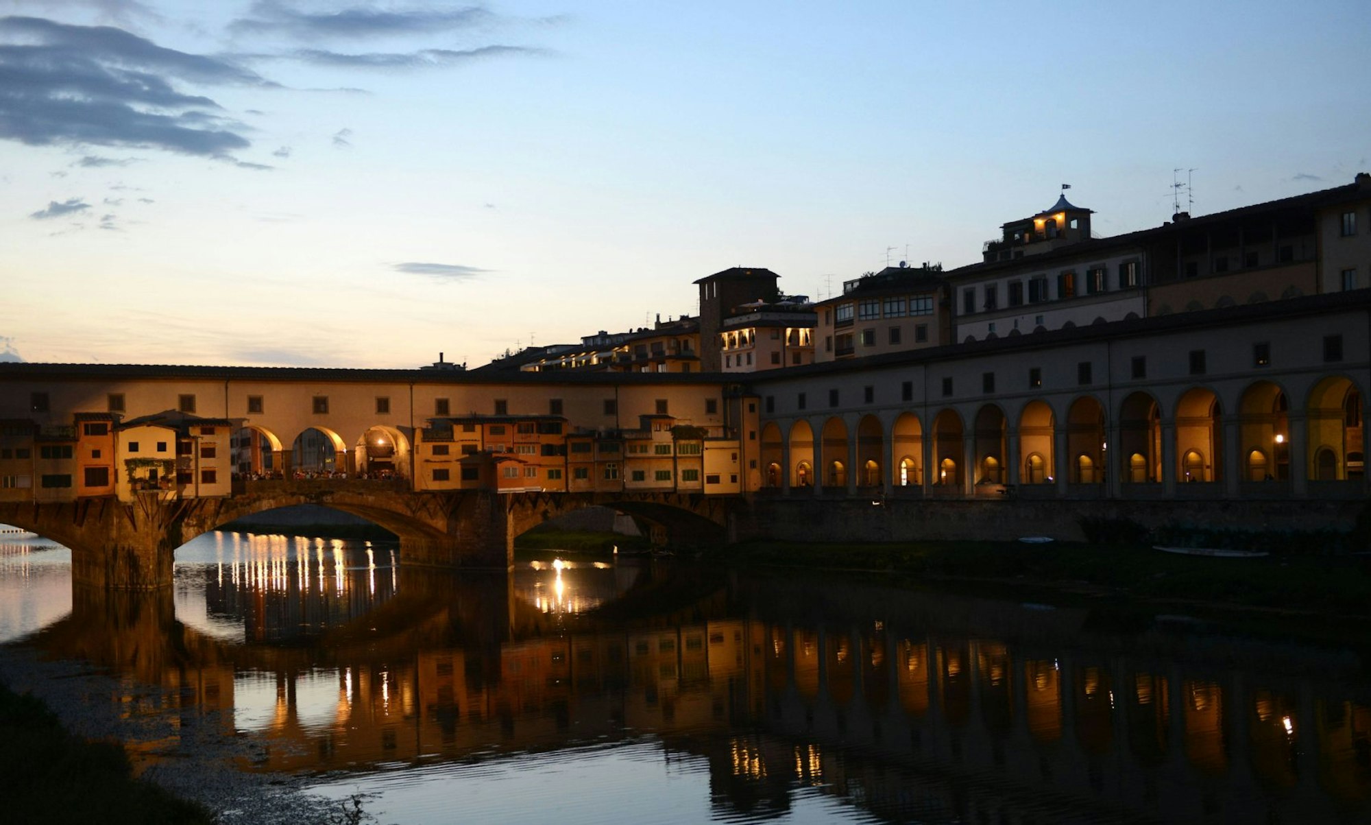 Einen Ort fast so gut kennen, wie die Heimatstadt: Das kann man, wenn man immer wieder dasselbe Urlaubsziel wählt. Hier: Brücke Ponte Vecchio in Florenz, Italien.