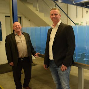 Geschäftsführer Lajos Küne (links) und Prokurist Thorsten Baumann stellen die Produktion von Schutzwänden vor.