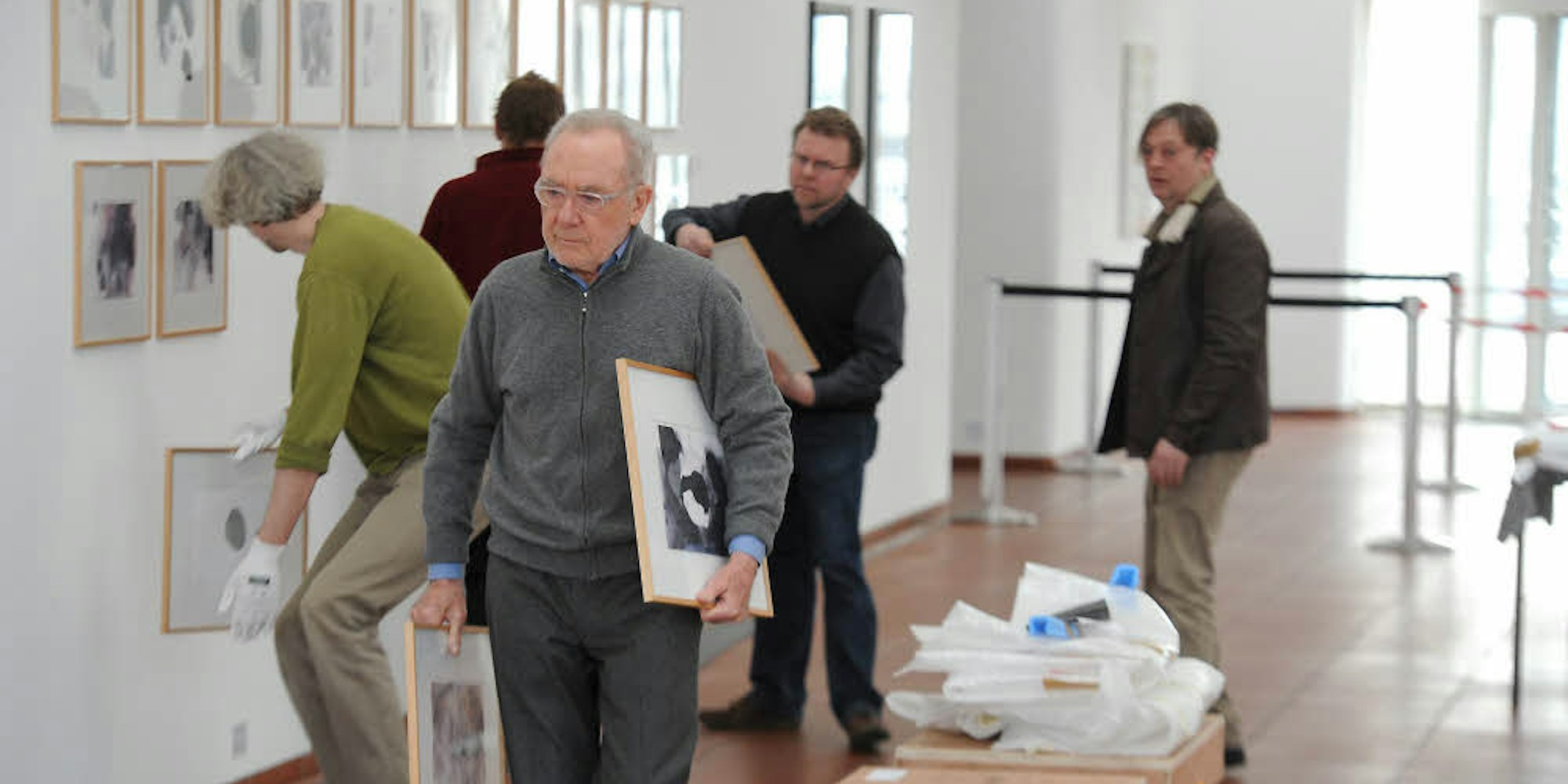 Gibt es bald mehr davon: Gerhard Richter (vorne) hängt 2013 im Museum Ludwig Bilder auf?