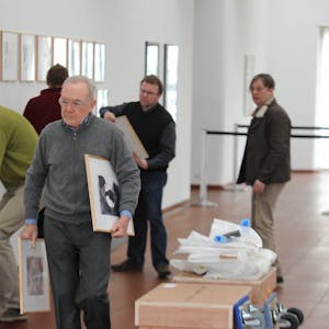 Gibt es bald mehr davon: Gerhard Richter (vorne) hängt 2013 im Museum Ludwig Bilder auf?