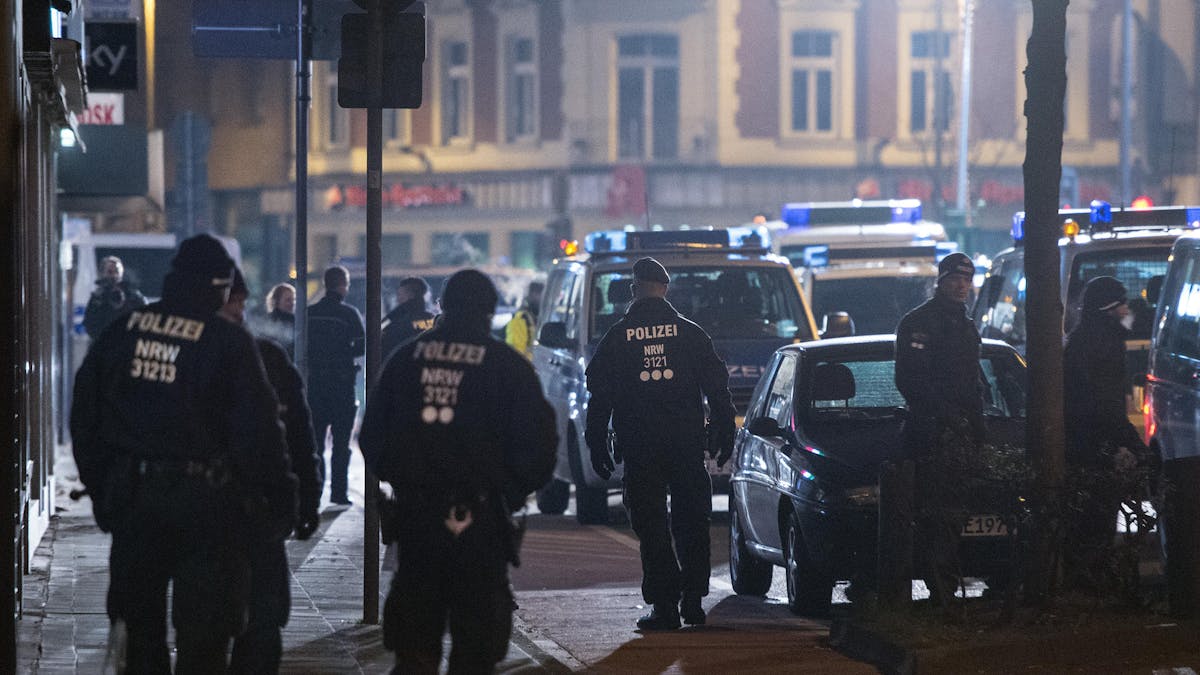 Beamte der Kölner Polizei bei einer Razzia
