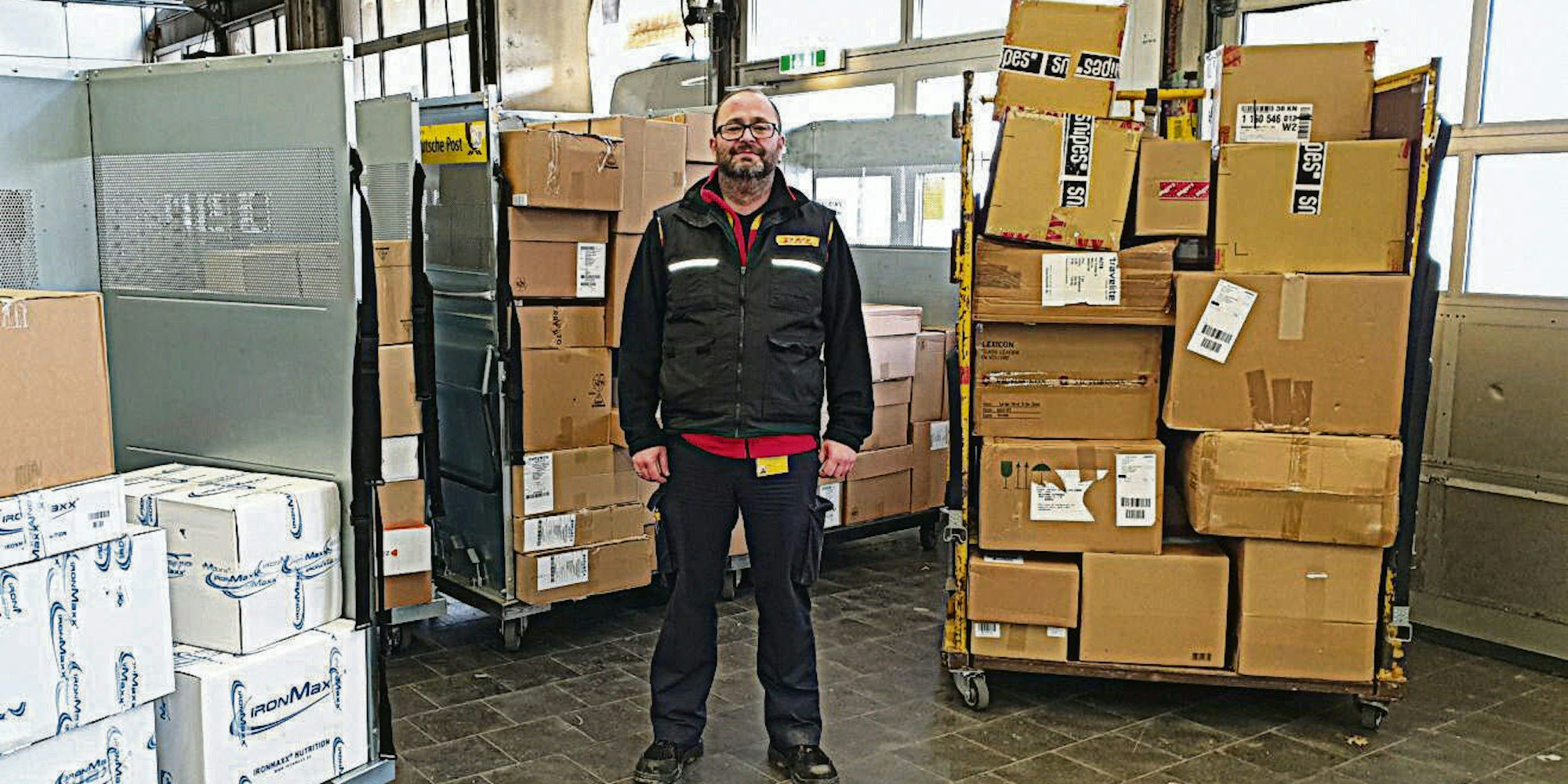 Tim Kasel kämpft mit seinem Team in der DHL-Zustellbasis in Wiesdorf erneut mit Rekordmengen an Paketen.