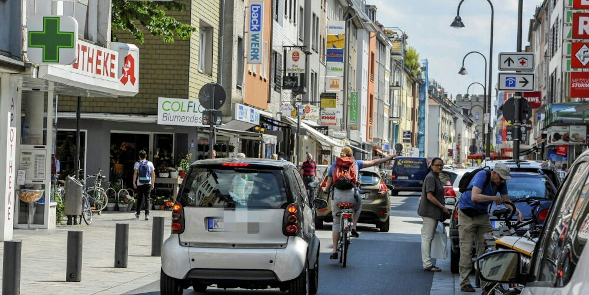 Eng geht es zu auf der Severinstraße. Autos dürfen Radfahrer nur überholen, wenn sie 1,50 Meter Abstand einhalten.