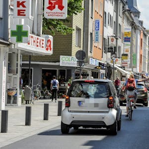 Eng geht es zu auf der Severinstraße. Autos dürfen Radfahrer nur überholen, wenn sie 1,50 Meter Abstand einhalten.