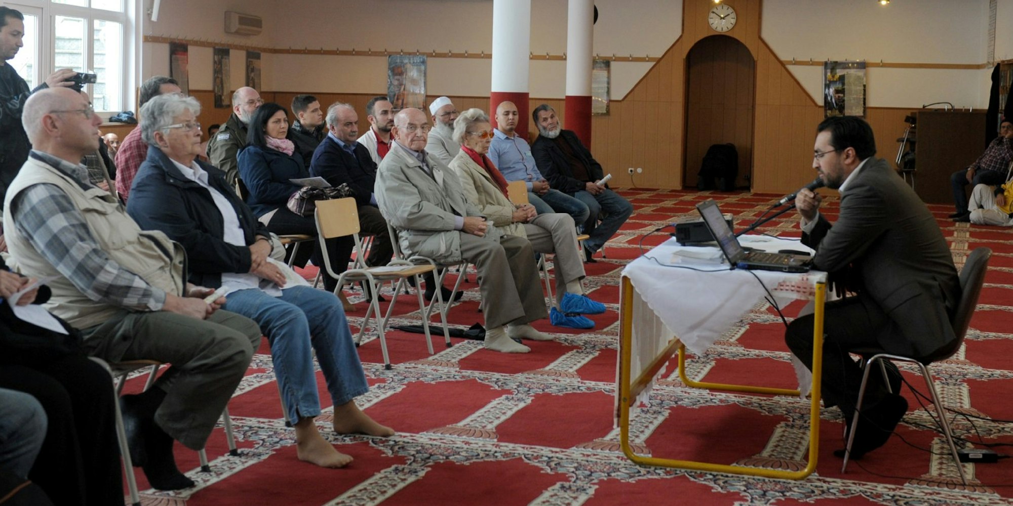 In der Abubakr Moschee am Höninger Weg konnten die Besucher etwa das Mittagsgebet beobachten oder an einer Koranlesung teilnehmen.