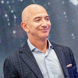 Das undatierte Foto zeigt den Amazon-Gründer Jeff Bezos in dunkler Anzugjacke und hellem Hemd. Er lächelt.
