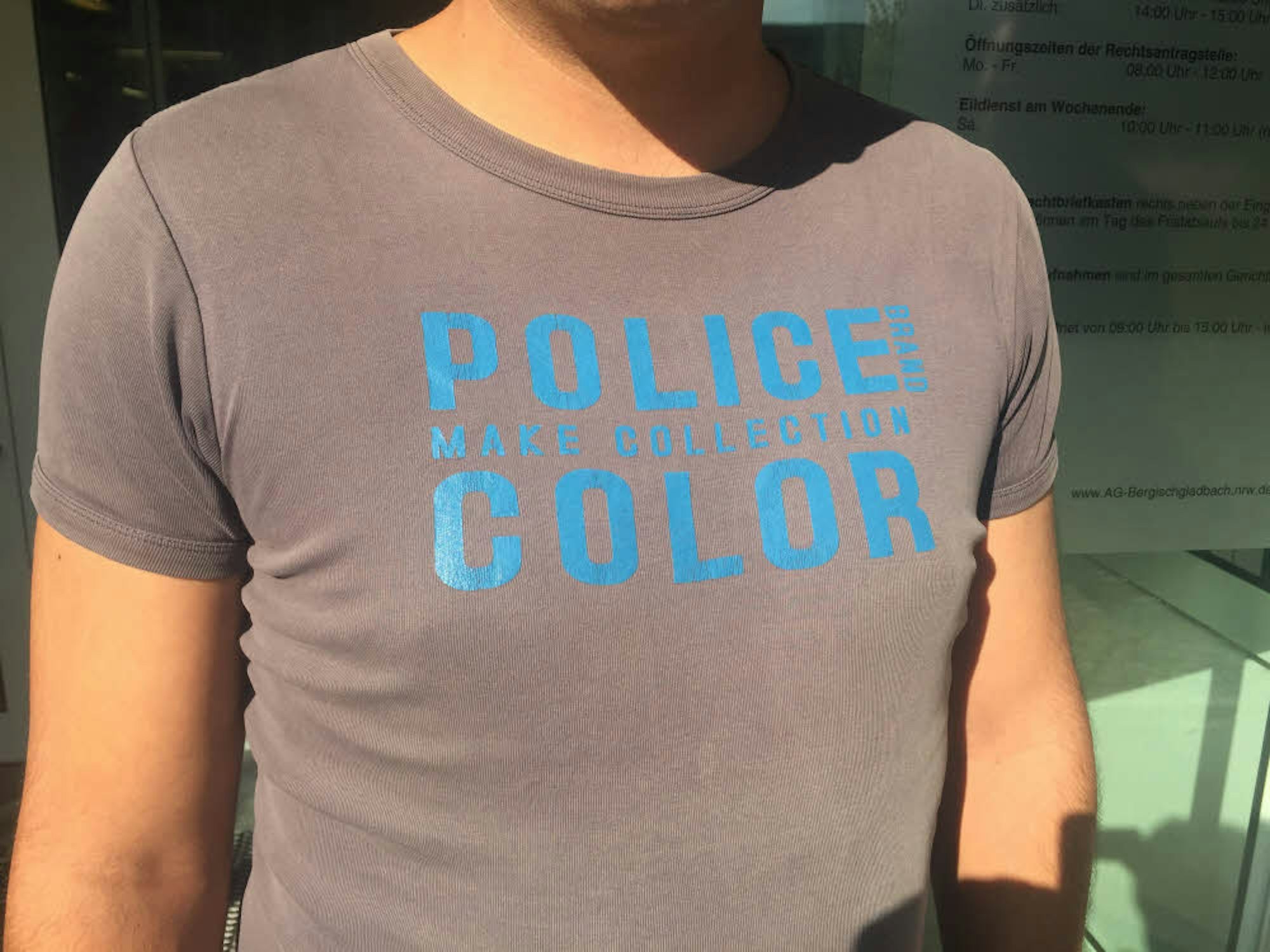 Leicht befremdlich wirkte das T-Shirt mit der Polizei-Aufschrift, dass der Angeklagte gestern im Prozess trug.