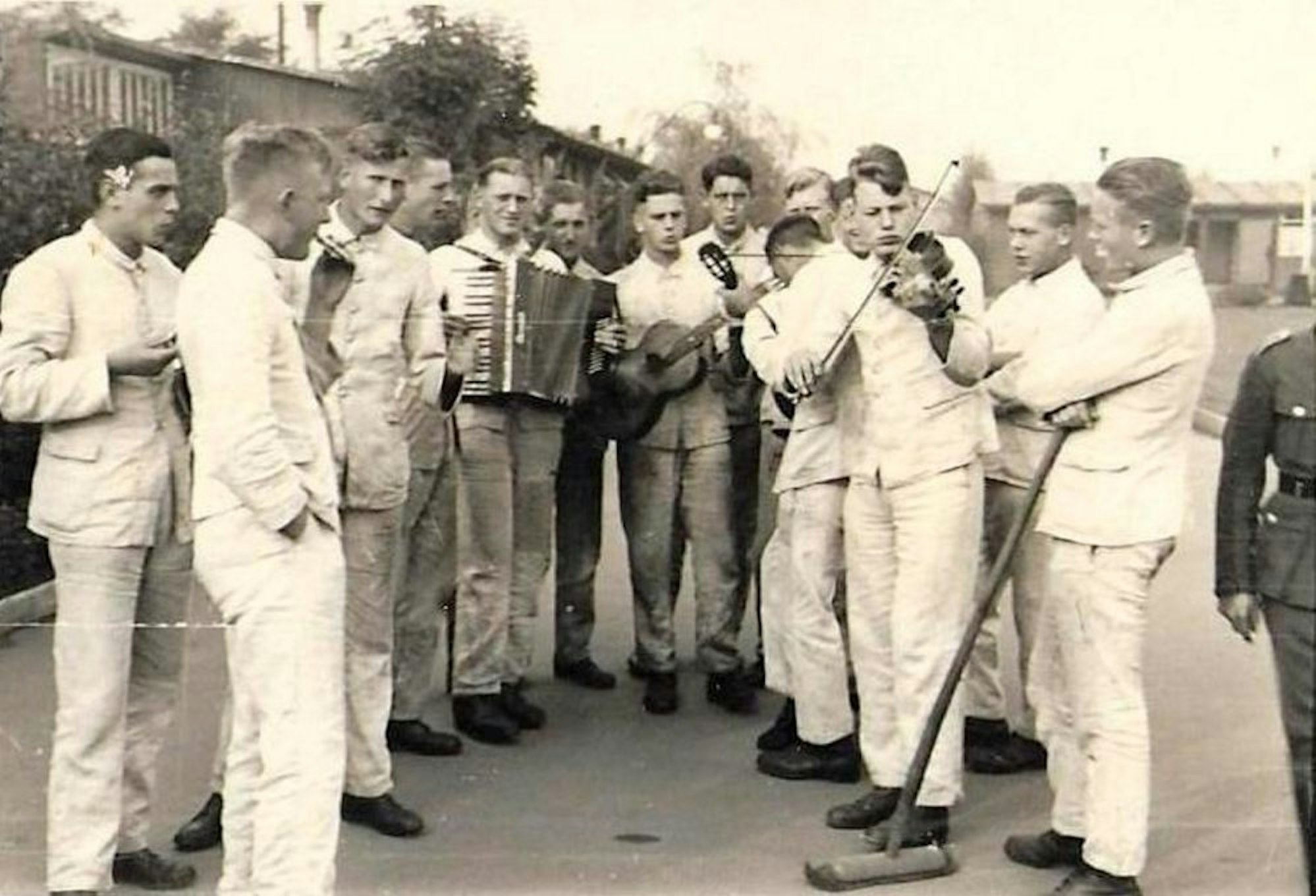 Das Ehrenmal des Manforter Steinmetzes Jakob Schramm wurde abgerissen. Nach Feierabend durfte der Arbeitertrupp mit seiner Lagerband musizieren. Das Foto entstand um 1940.