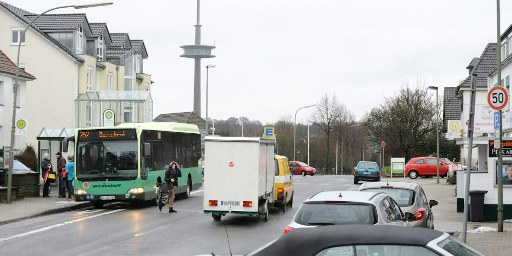 Das Überqueren der Solinger Straße am Witzheldener Busbahnhof ist für Fußgänger, Schulkinder und Kunden der Geschäfte kein Vergnügen, weil es keinen gesicherten Überweg gibt.