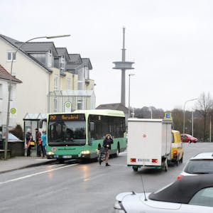 Das Überqueren der Solinger Straße am Witzheldener Busbahnhof ist für Fußgänger, Schulkinder und Kunden der Geschäfte kein Vergnügen, weil es keinen gesicherten Überweg gibt.