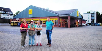 Ortsbesichtigung vor einem Supermarkt: Bezirksvertreter Inge Klein (Grüne, l), Lothar Müller (Die Linke), Claudia Pinl und Florian Weber-Baranowsky (beide Grüne).