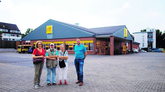 Ortsbesichtigung vor einem Supermarkt: Bezirksvertreter Inge Klein (Grüne, l), Lothar Müller (Die Linke), Claudia Pinl und Florian Weber-Baranowsky (beide Grüne).