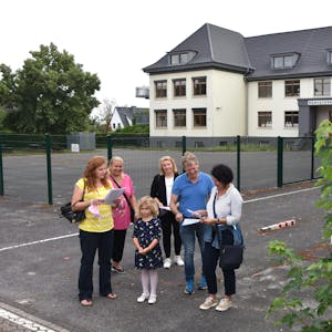 Angeführt von Kai Faßbender (2.v.r.) setzen sich Bewohner des Bergheimerdorfs für den Erhalt der Schule ein.