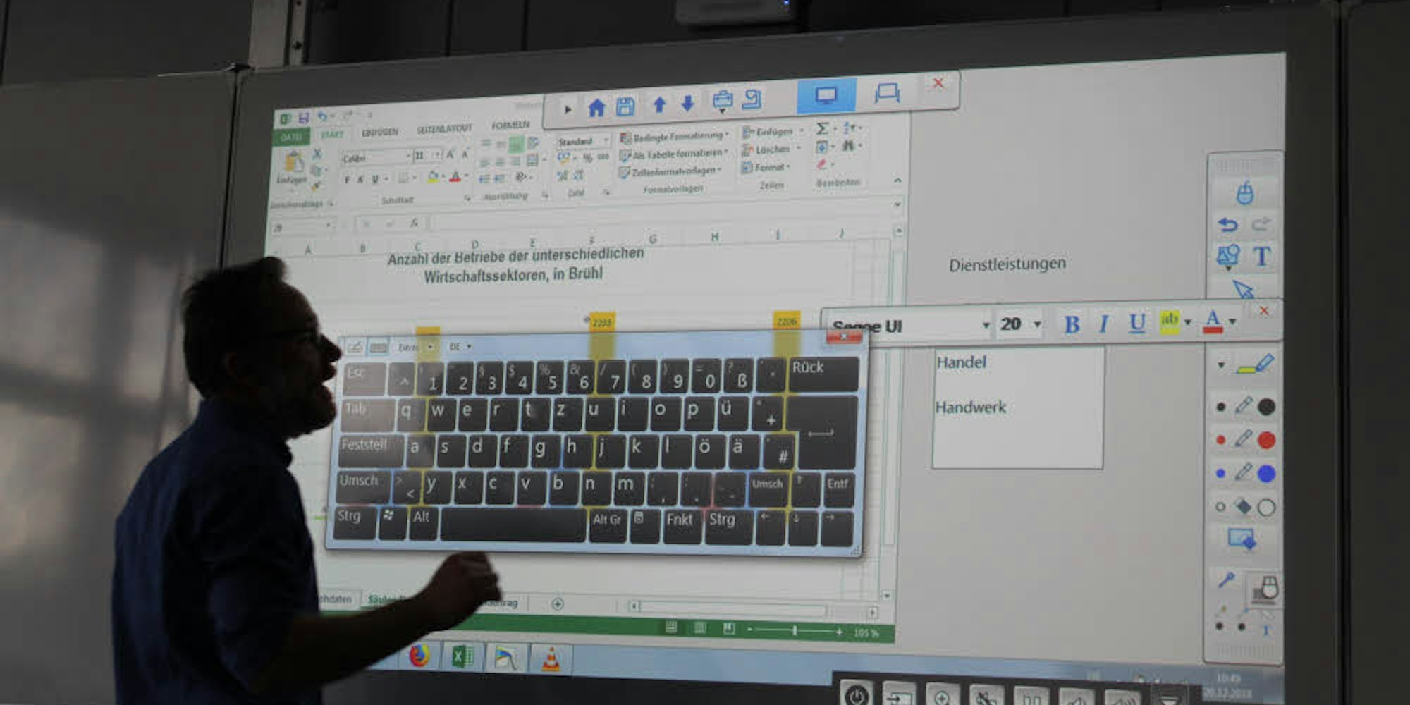 Über eine virtuelle Tastatur können die Lehrer in Dokumenten auf dem Whiteboard schreiben, hier Peter Orthey vom Karl-Schiller-Berufskolleg in Brühl.