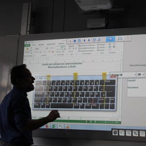 Über eine virtuelle Tastatur können die Lehrer in Dokumenten auf dem Whiteboard schreiben, hier Peter Orthey vom Karl-Schiller-Berufskolleg in Brühl.