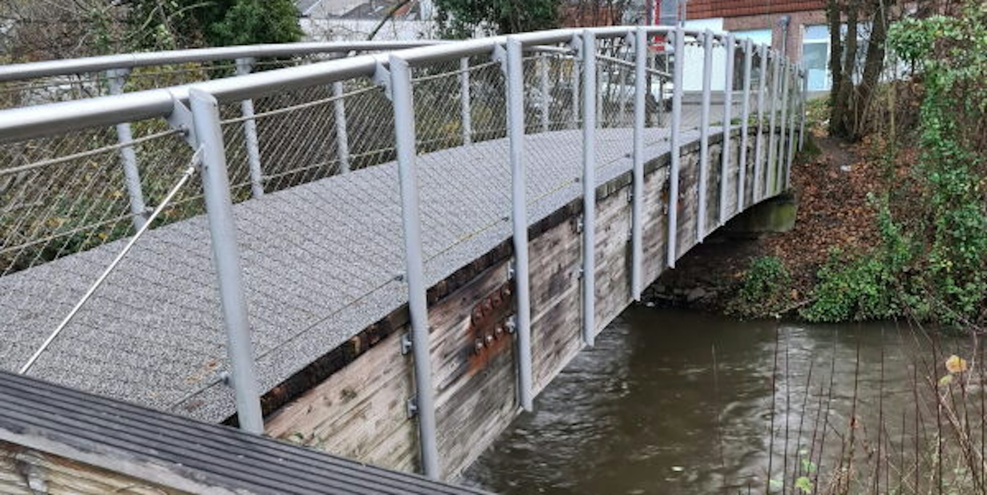 Die Holzbrücke an der Erftstraße hinüber in die Innenstadt soll durch eine Stahlkonstruktion ersetzt werden.