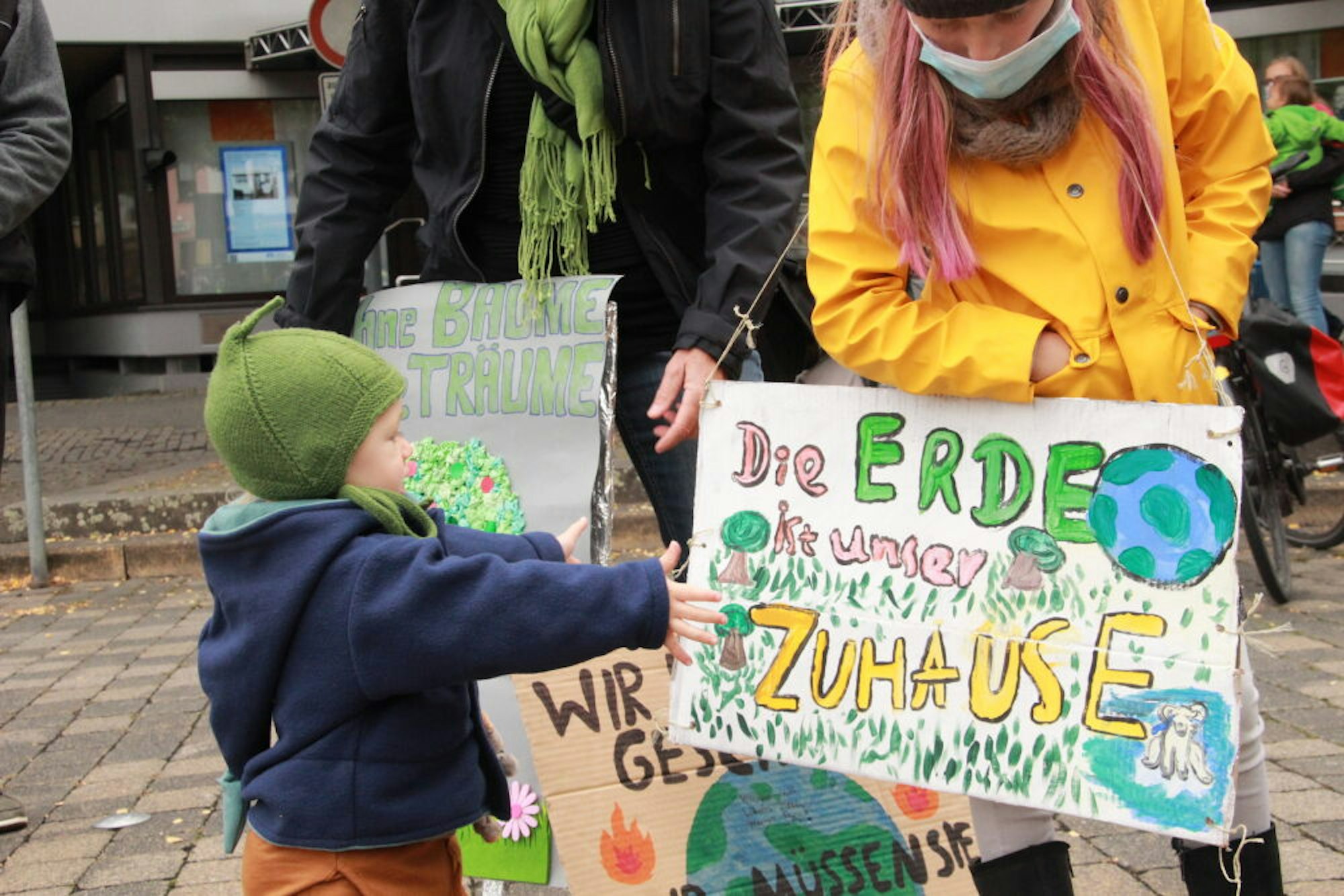 Für die Zukunft der Kinder demonstrieren die Klima-Aktivisten – und das kommt ganz offenbar bei den Kleinen gut an.