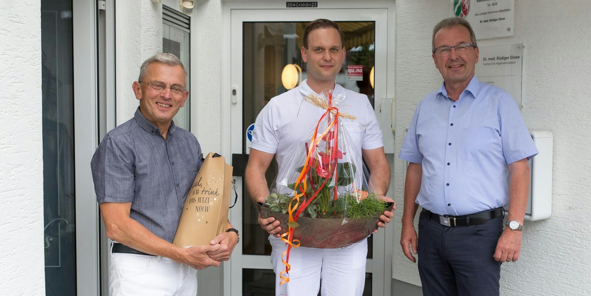 Zum Dienstantritt gratulierte (v.r.) Bürgermeister Rüdiger Gennies den Ärzten Dr. Hendrik Halvar und Dr. Rüdiger Glase.