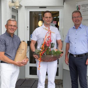 Zum Dienstantritt gratulierte (v.r.) Bürgermeister Rüdiger Gennies den Ärzten Dr. Hendrik Halvar und Dr. Rüdiger Glase.