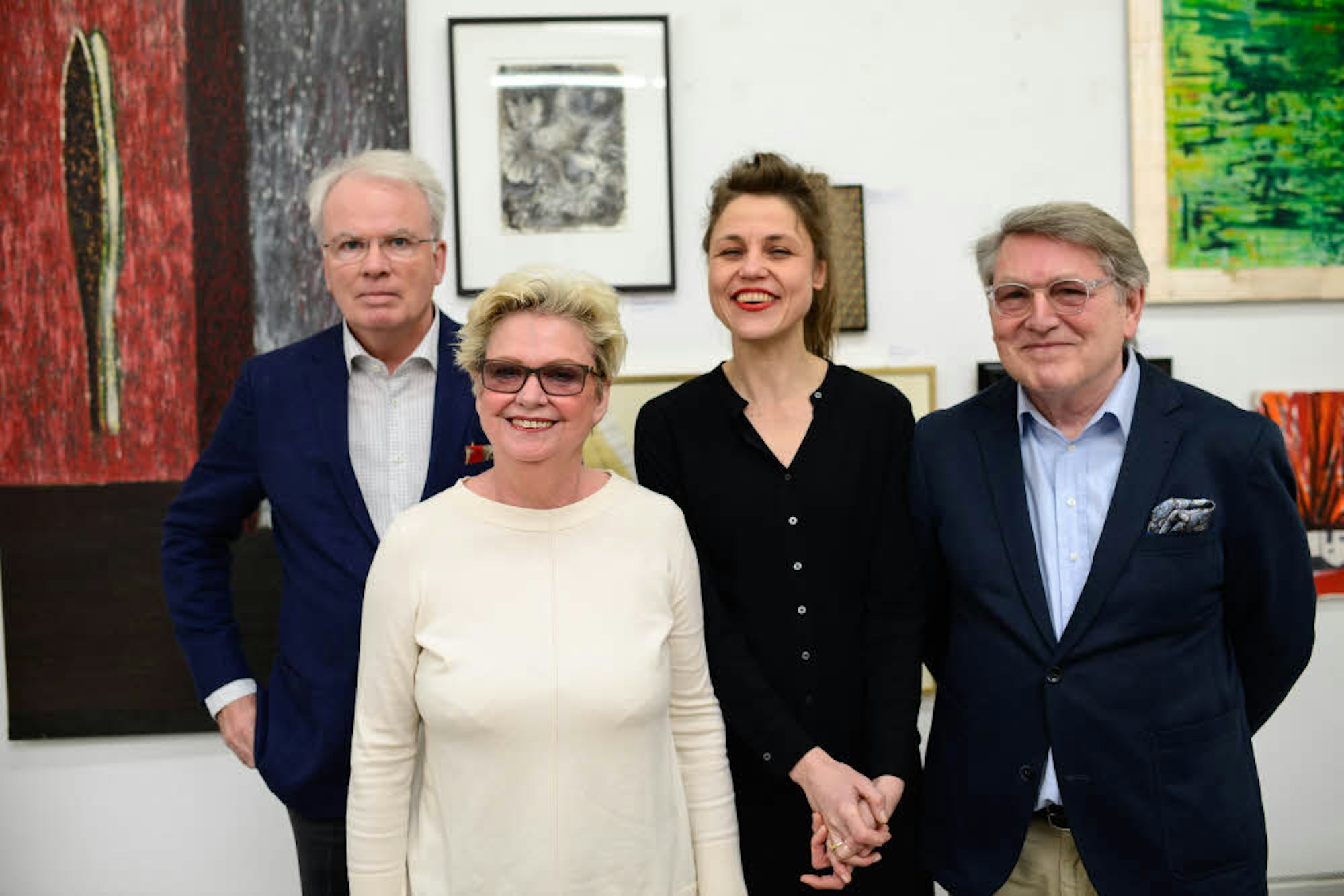 Wehmütig, aber zufrieden: Ehepaar Wolkenaer (vorne und rechts) mit Auktionator Henrik Hanstein und Organisatorin Sabine Klement.