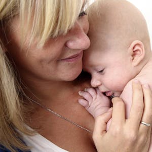 Eine Hebamme ist nicht nur für Schwangere und Wöchnerinnen da, sondern auch fürs Baby.