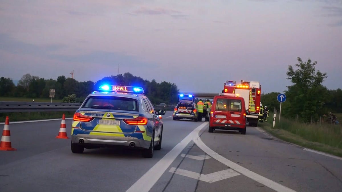 Polizei- und Feuerwehrfahrzeuge stehen auf einer Autobahn.&nbsp;