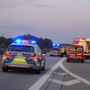 Polizei- und Feuerwehrfahrzeuge stehen auf einer Autobahn.