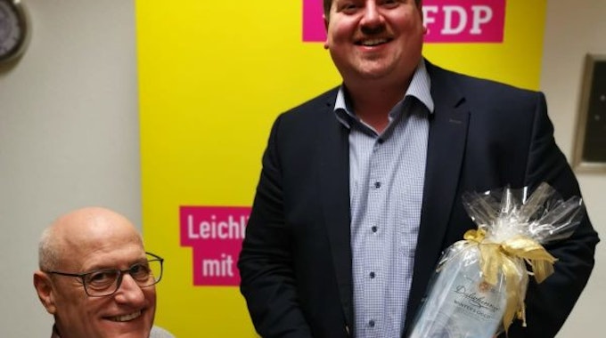 FDP-Chef Lothar Esser gratulierte Maurice Winter mit einer Flasche Whiskey.