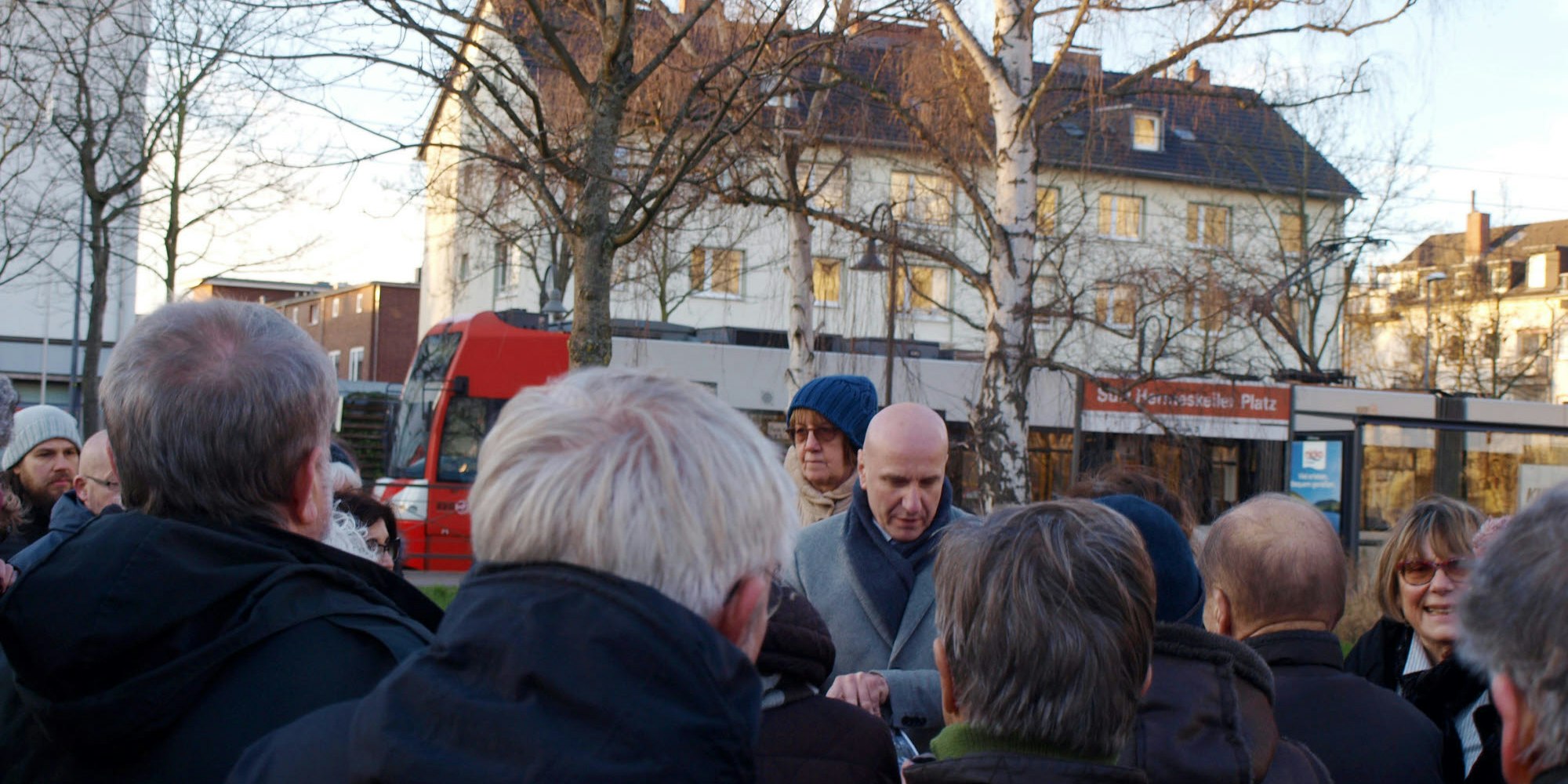 Bernd Preuss (Mitte) erläuterte beim Ortstermin das Bauvorhaben.
