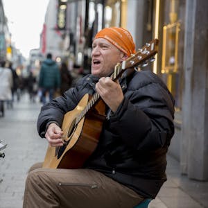 Ein Straßenmusiker an der Hohe Straße, die zum Teil in der neuen Verbotszone liegt