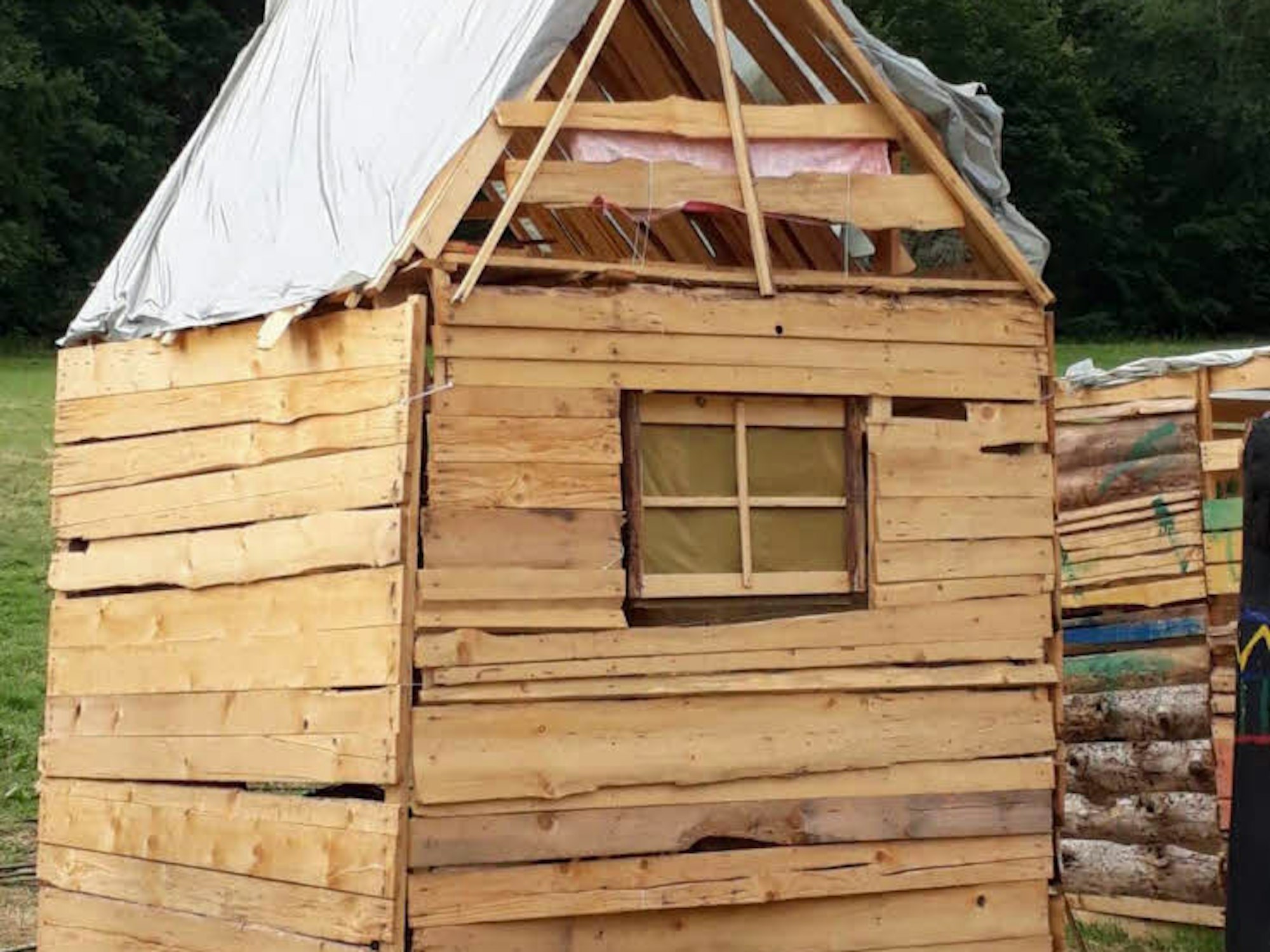 Aus Brettern, Latten und Planen haben die Kinder ihre eigenen Holzhütten zusammengebaut.