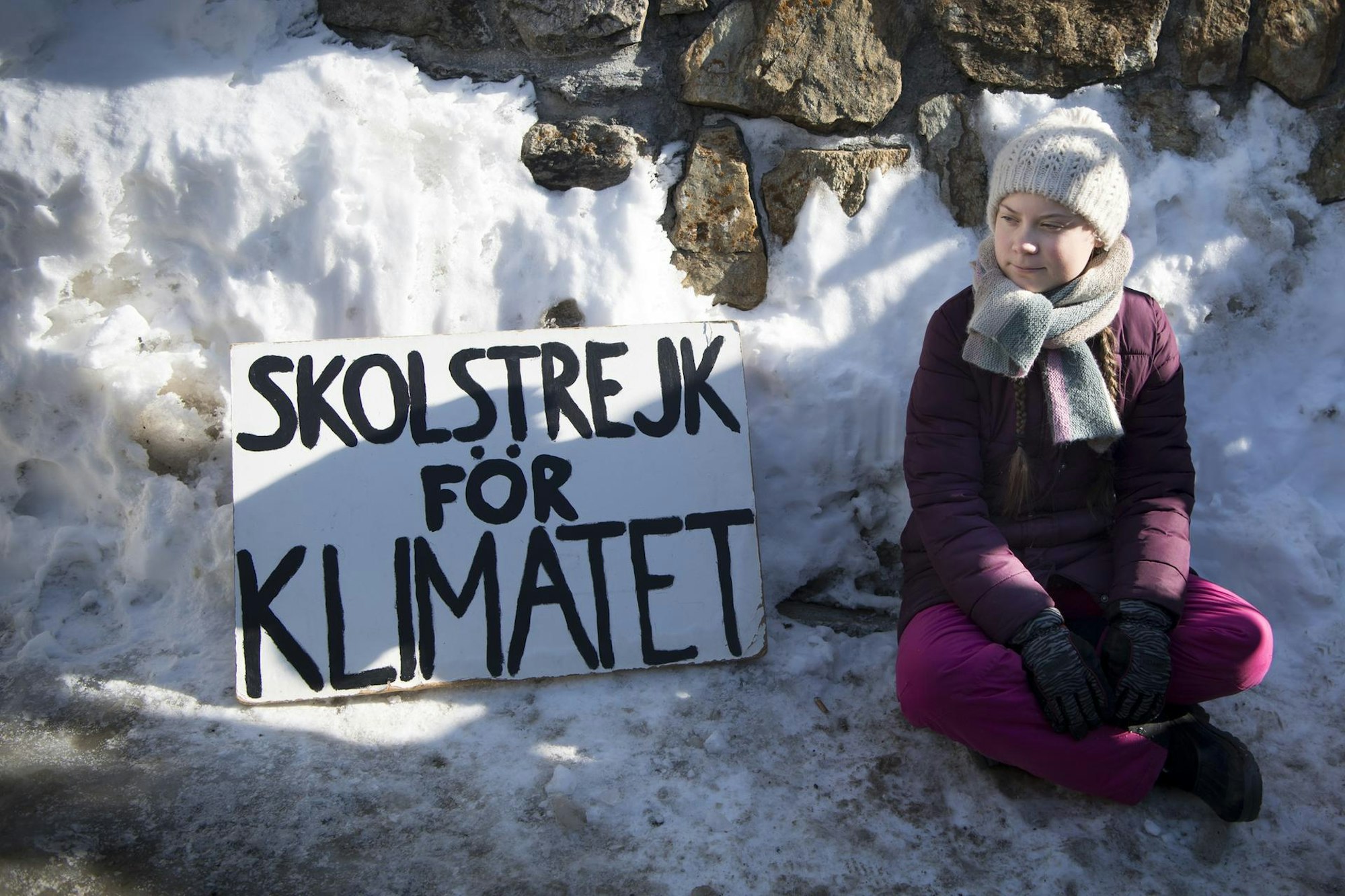 Greta Thunberg allein mit Schild