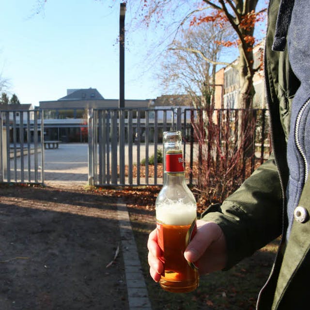 Alkoholkonsum vor Schulen ist nicht mehr erlaubt.