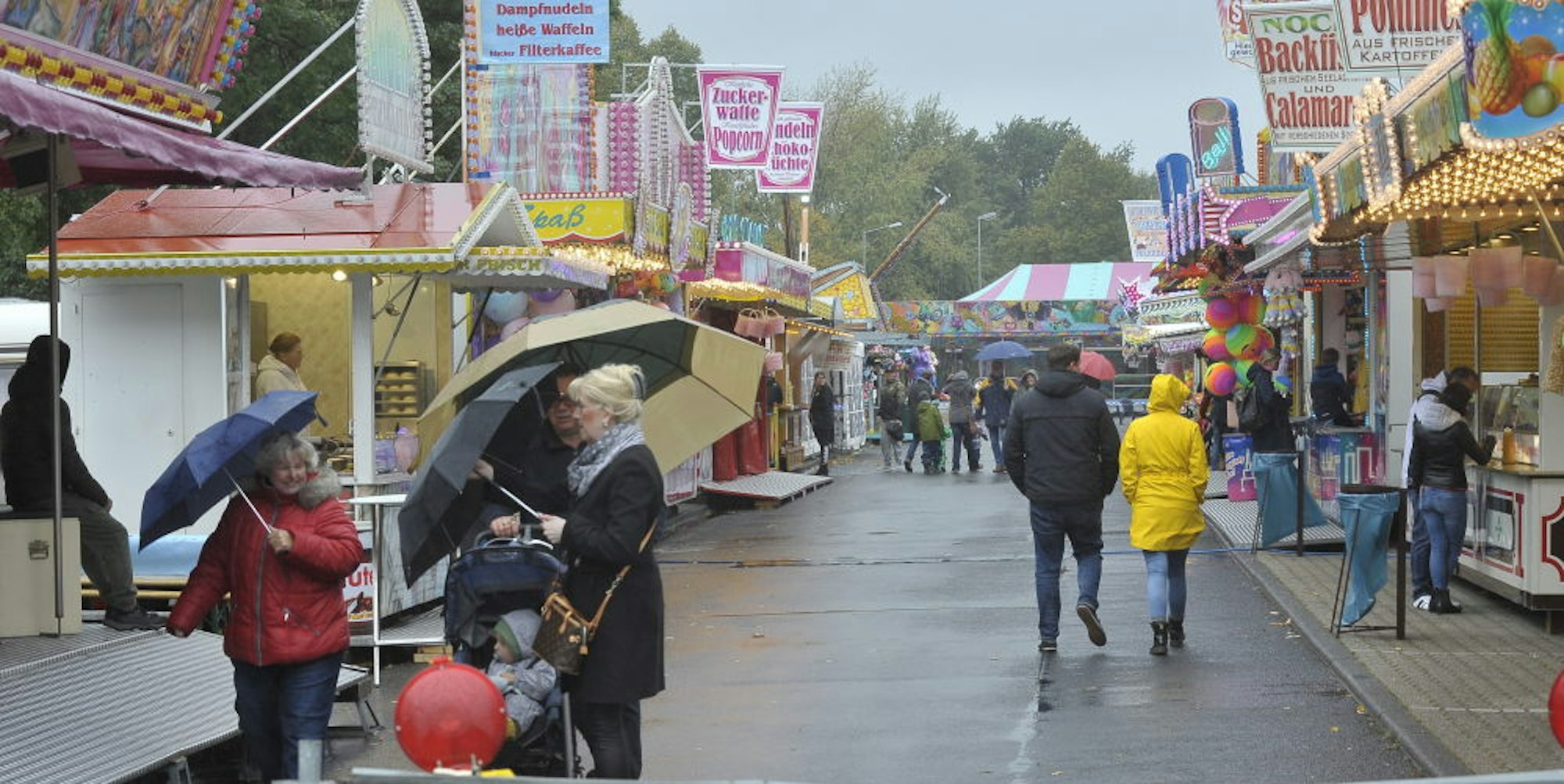 Im stetigen Regen fanden nur mäßig viele Besucher den Weg zum Herbstmarkt und zur Kirmes vor dem Aachener Tor.