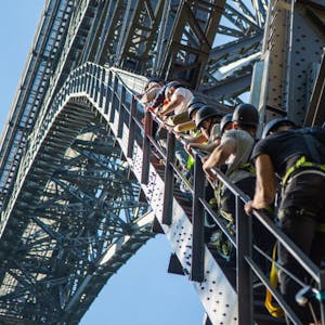 Mutige können, an einem Klettergurt gesichert, in über 100 Metern Höhe die Eisenbahnbrücke besteigen.