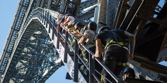 Mutige können, an einem Klettergurt gesichert, in über 100 Metern Höhe die Eisenbahnbrücke besteigen.
