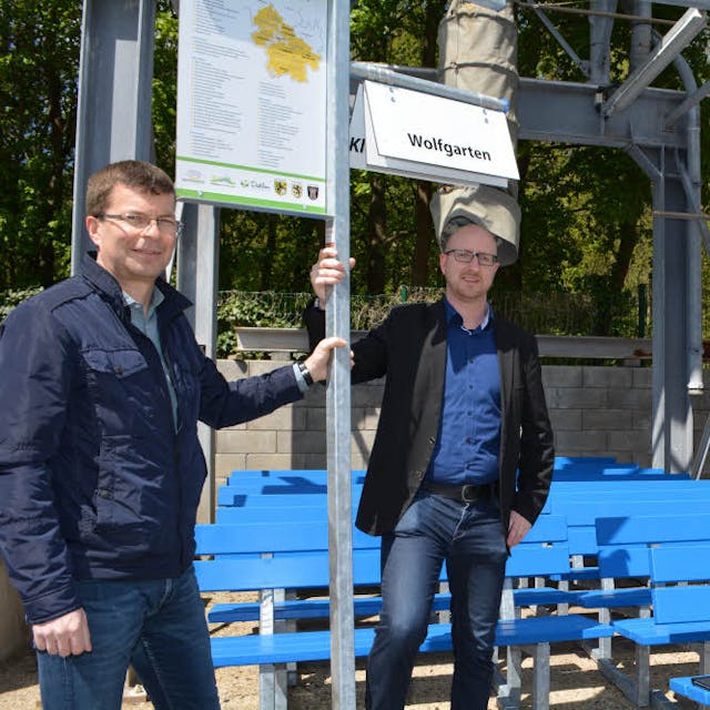 Ganz in Blau: Rolf Jöbges (l.) und Ingo Pfennings präsentieren die 20 Mitfahrerbänke für die Schleidener Orte.