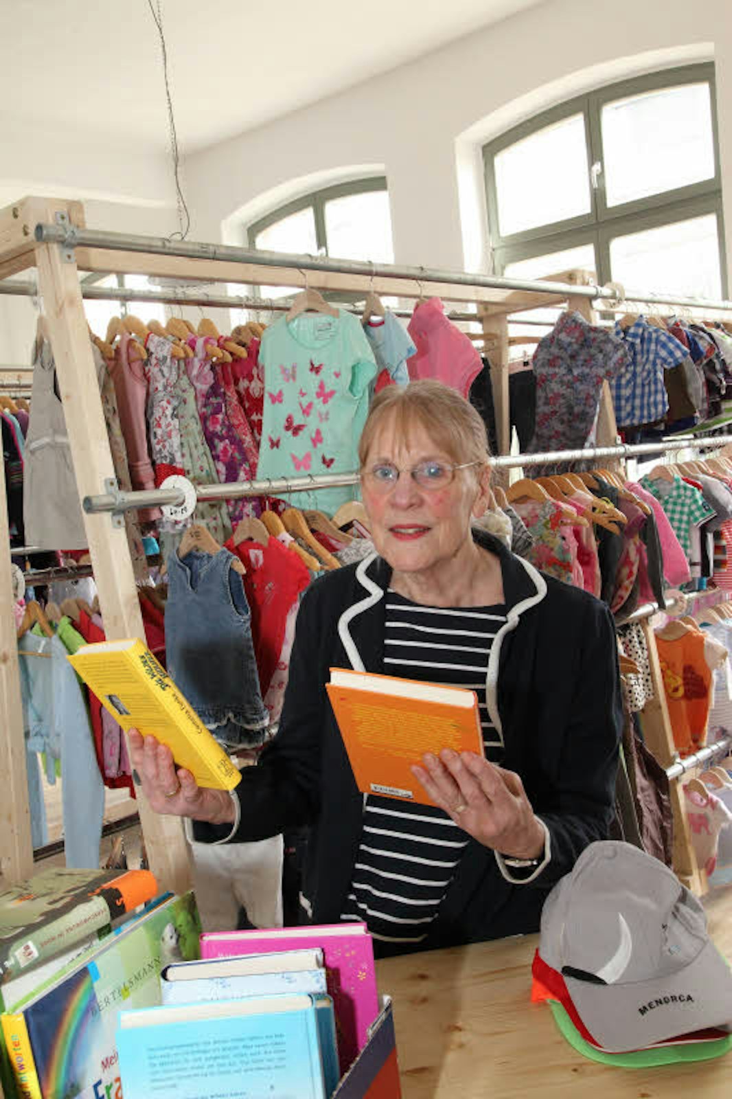  Rosel Vogt ist im Vorstand des Kinderschutzbundes, engagiert sich schon 27 Jahre für den Kleiderladen und freut sich über die neuen großzügigen Räume.