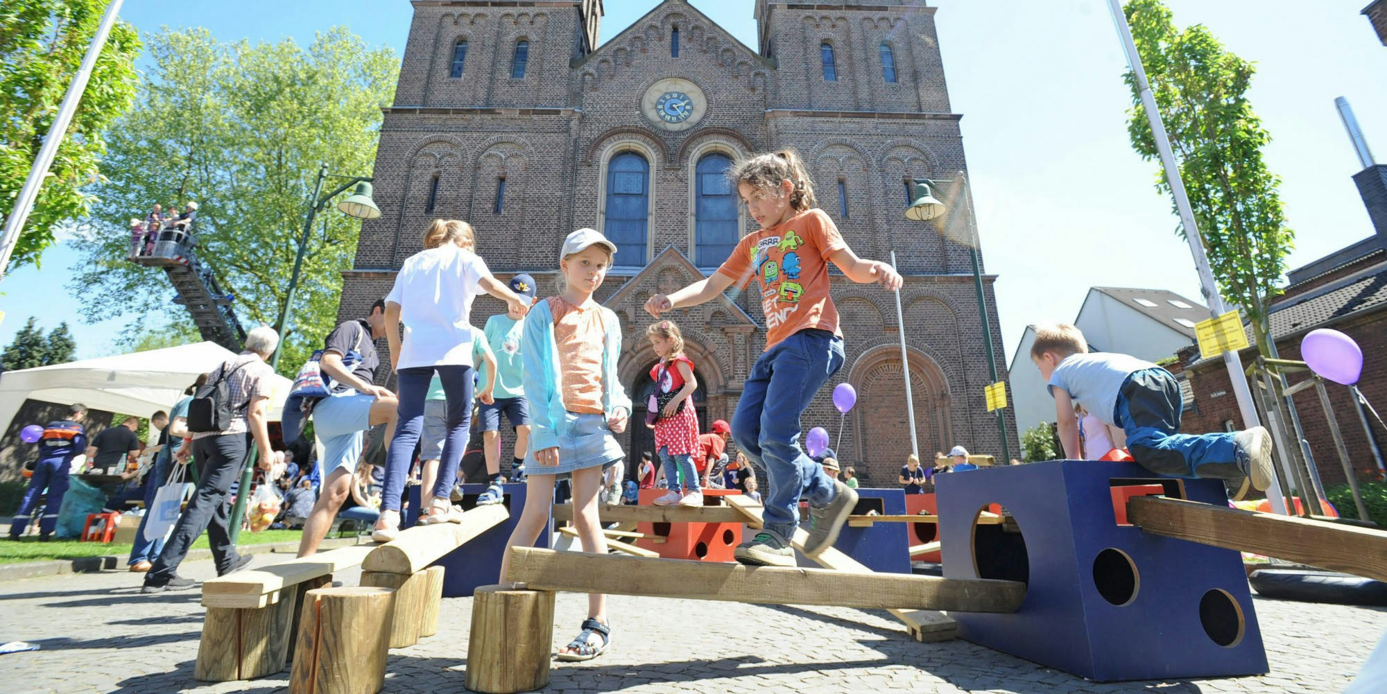 Die Kinder eroberten auch den Platz vor der Kirche Sankt Andreas.