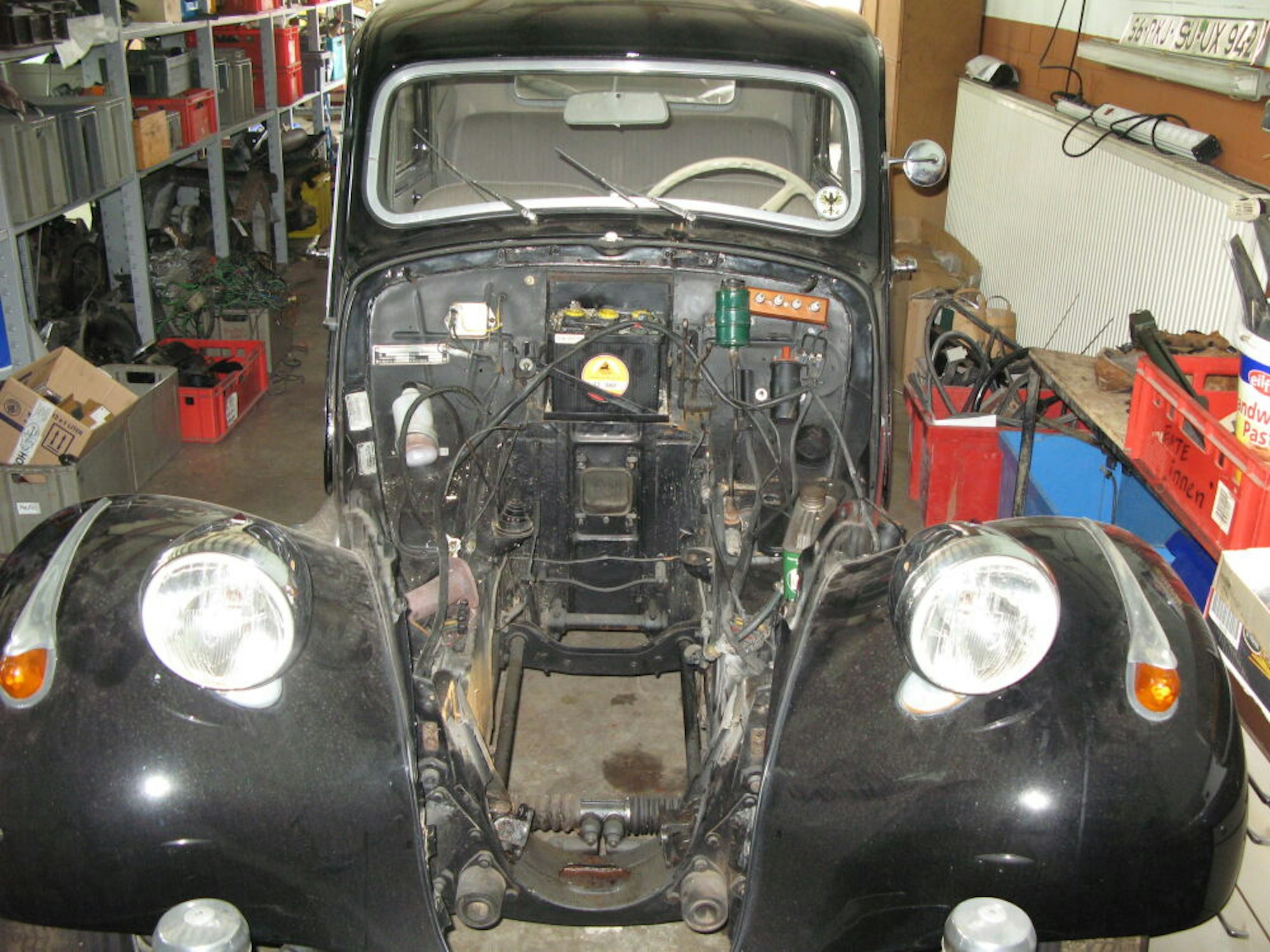 Die legendäre Gangsterlimousine von Citroën, der 11CV, ist ebenfalls in der Oldtimer-Werkstatt zu finden.