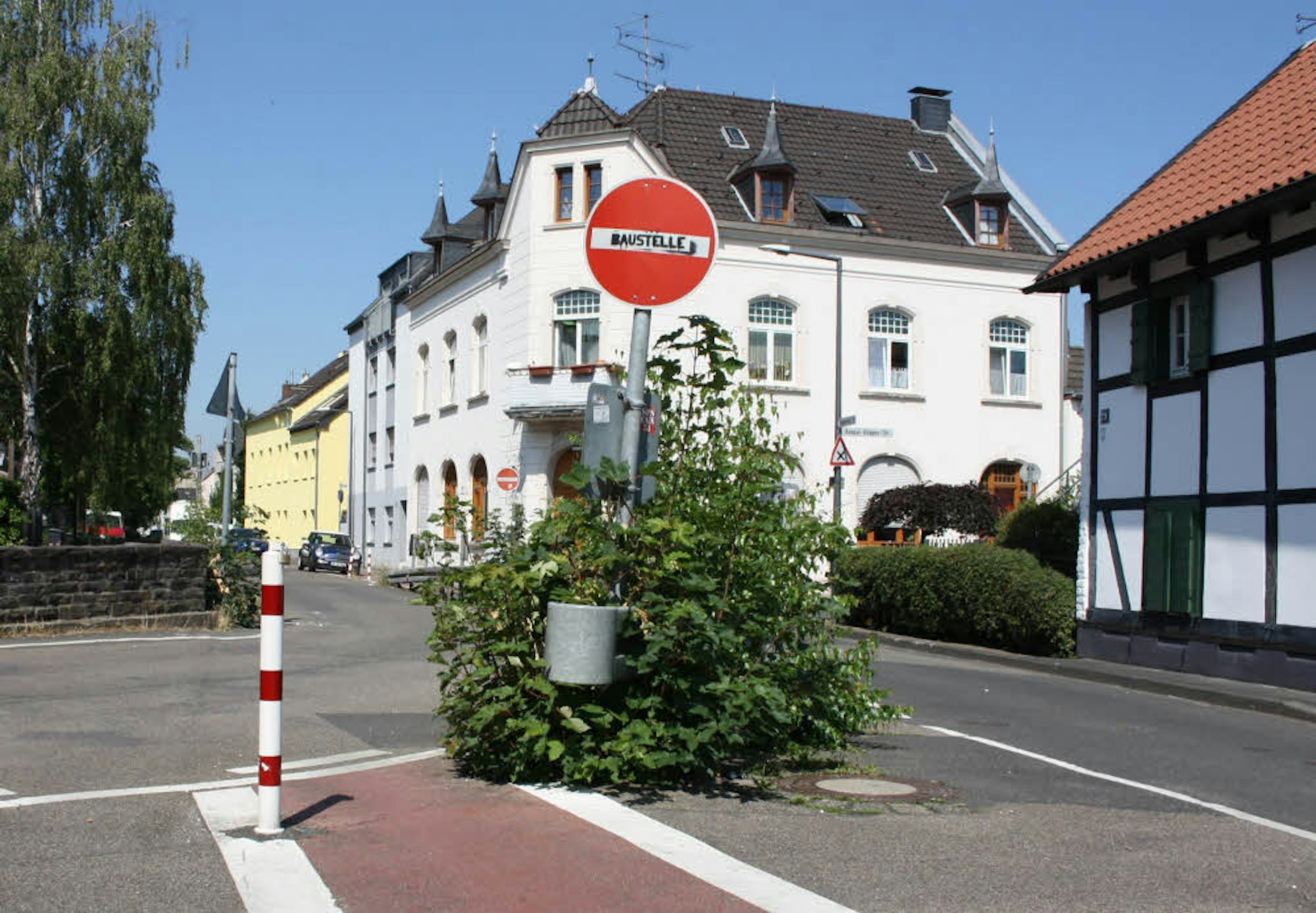 Mit dem Hinweis „Baustelle“ haben Anwohner das Einbahnstraßenschild an der Schweinheimer Straße versehen.