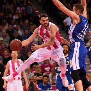 Anthony „TJ“ DiLeo (Mitte) ist zum Spielgestalter der Telekom Baskets geworden.