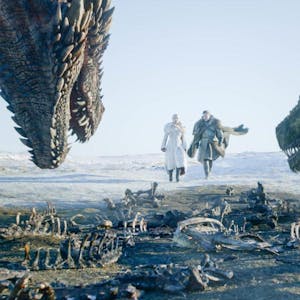Emilia Clarke (l) und Kit Harington in einer Szene aus der letzten Episode von „Game of Thrones“.