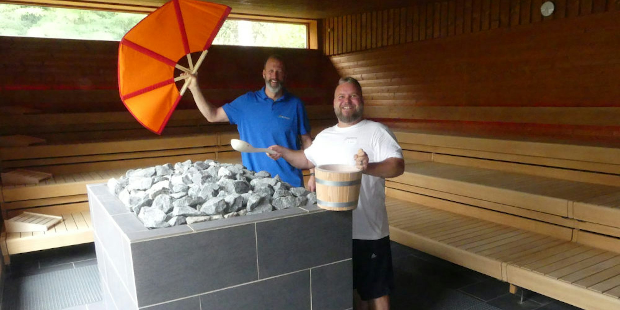 Marcus Nöll (li.) und Markus Krämer in der neuen Sauna.
